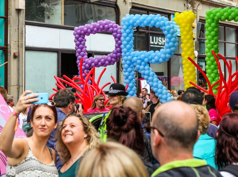 Torf o bobl sy’n rhan o ŵyl Pride Cymru.