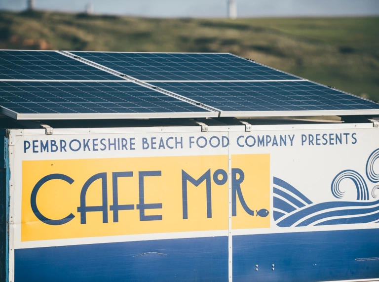 Paneli solar ar do caffi’r Pembrokeshire Beachfood Company.