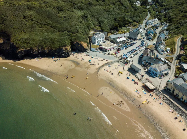 Awyrlun o draeth Llangrannog, y môr a'r adeiladau cyfagos. 