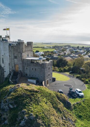 golygfa o’r awyr o gastell a’r cefn gwlad o’i amgylch