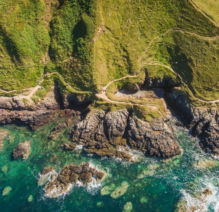 Awyrlun o greigiau ger Traeth Porthor ym Mhen Llŷn, Gwynedd