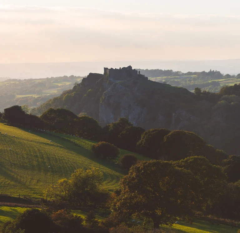 Llun o bell o Gastell Carreg Cennen Castle