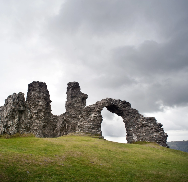 Adfeilion castell ar ben bryn