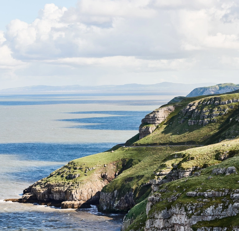 Llun o Ben y Gogarth a'r môr