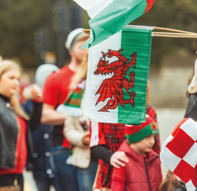 Torfa a baner Cymru.