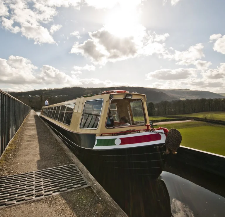 Cwch camlas ar draphont ddŵr Pontcysyllte.