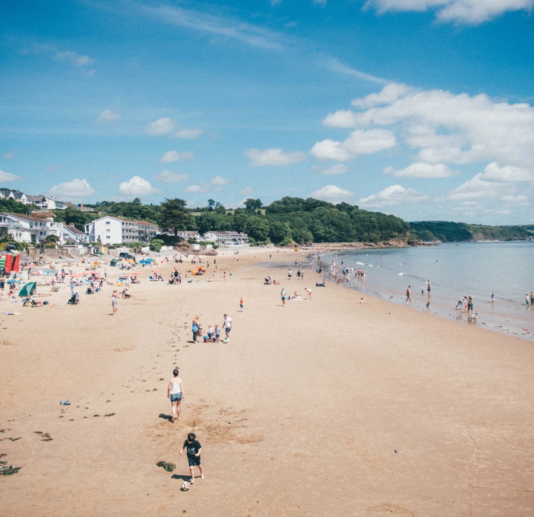 Teuluoedd yn chwarae ar y traeth