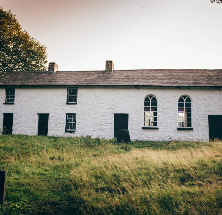 Capel gwyn mewn cae gwyrdd. Mae nifer o ffenestri a dwy ffenestr fwa mawr. 