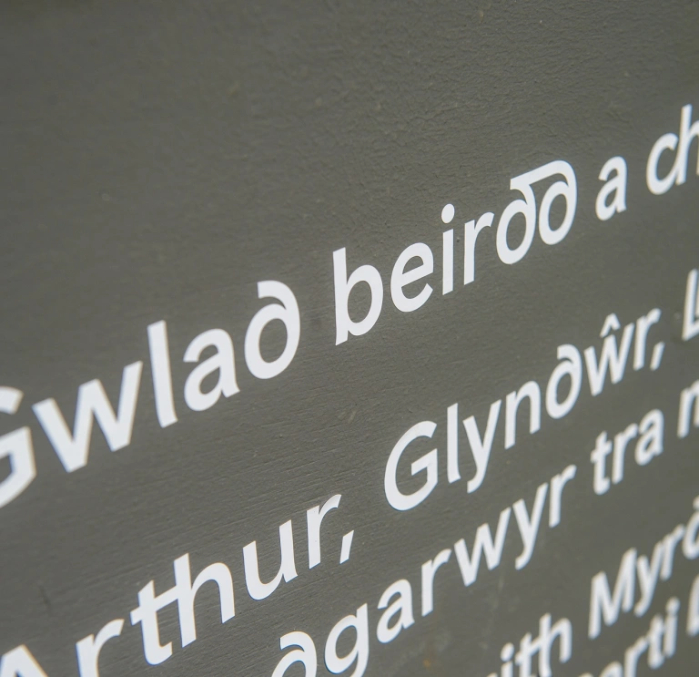 Clos o arwyddo gyda geiriau Cymraeg