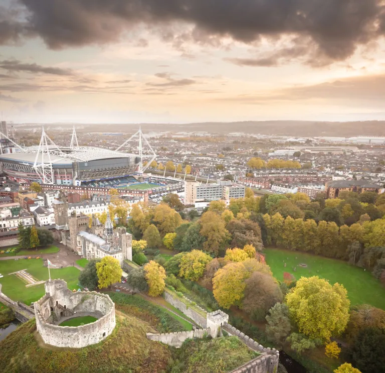 Golygfa o’r awyr o ddinas Caerdydd, De-ddwyrain Cymru